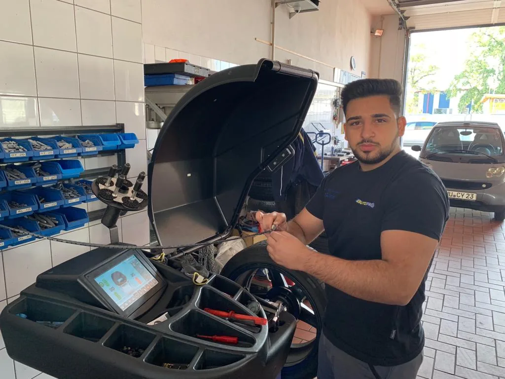 Diagnosegerät am geöffneten Motorraum